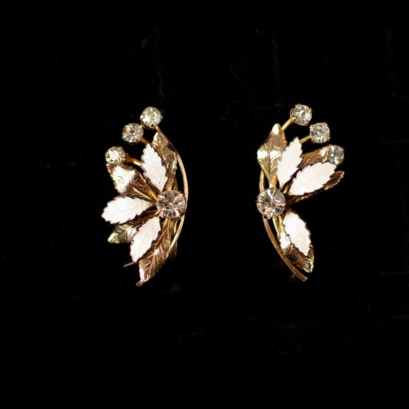 Jewelry - ✨ Vintage White Guilloche and Gold Tone Leaves Screw Back Earrings